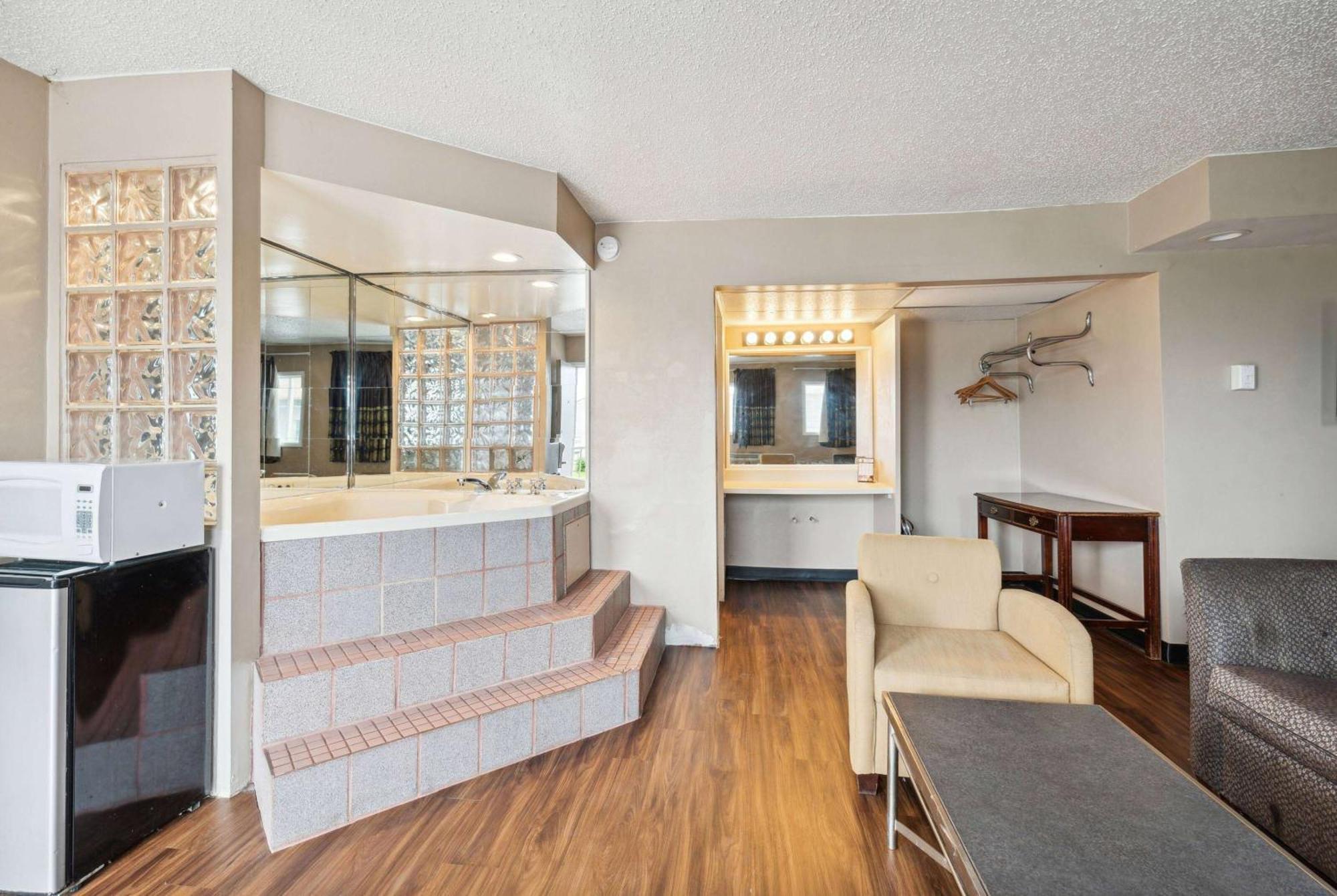 Super 8 By Wyndham Millbury/Toledo Hotel Exterior photo