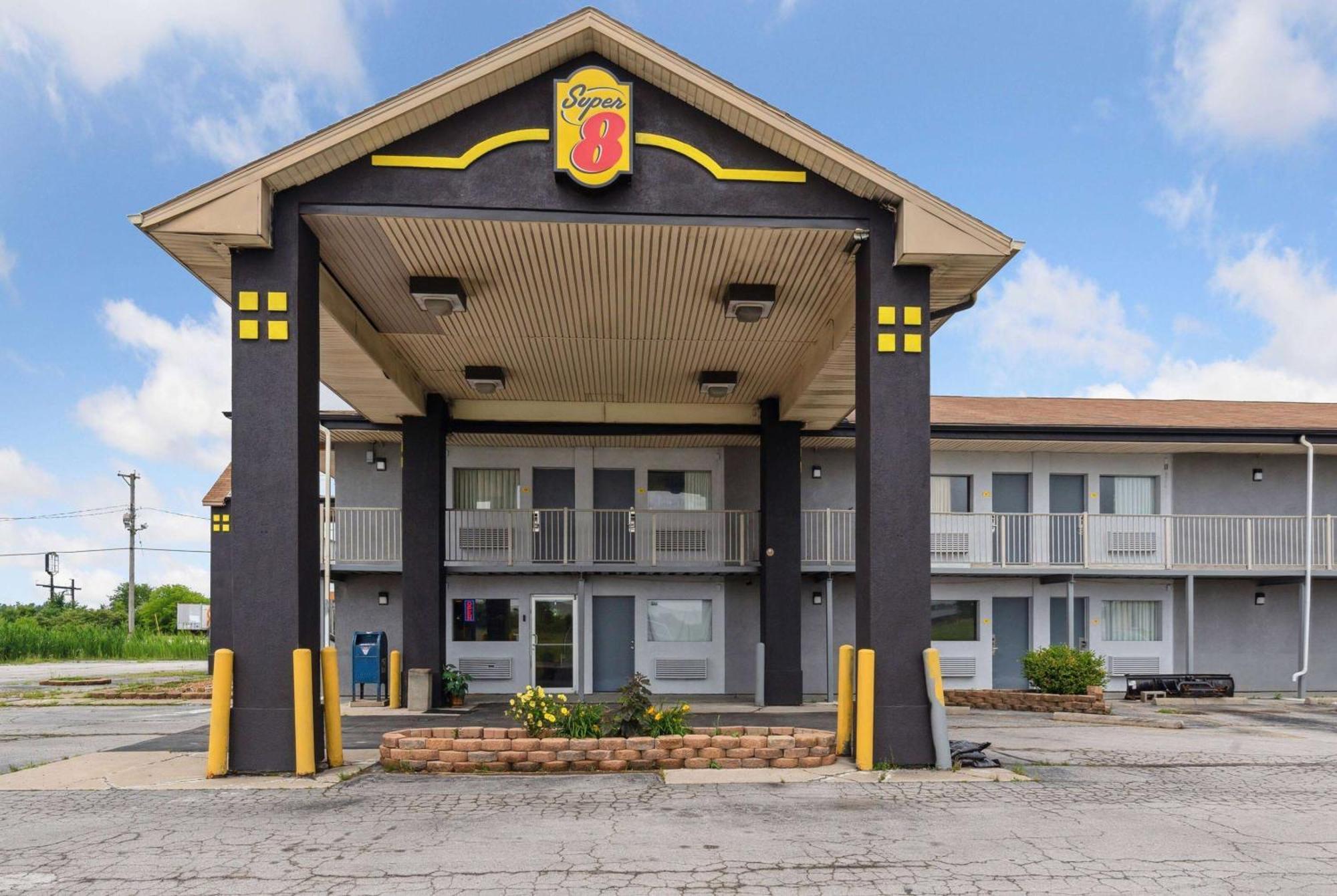 Super 8 By Wyndham Millbury/Toledo Hotel Exterior photo