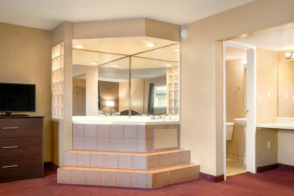 Super 8 By Wyndham Millbury/Toledo Hotel Room photo
