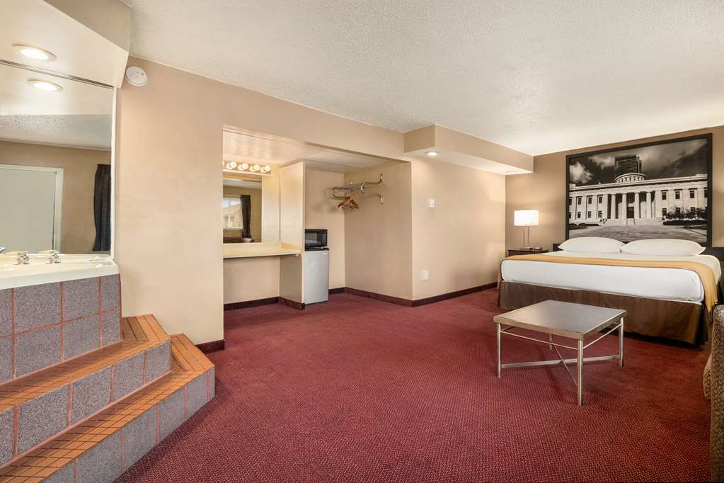 Super 8 By Wyndham Millbury/Toledo Hotel Room photo